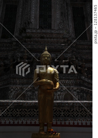 天をつくような荘厳華麗な建築物 128137465