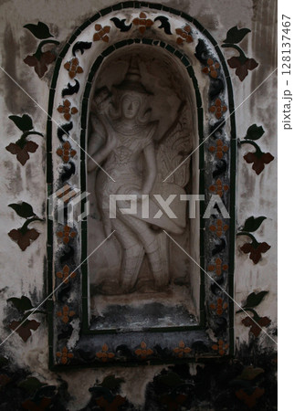 天をつくような荘厳華麗な建築物 128137467