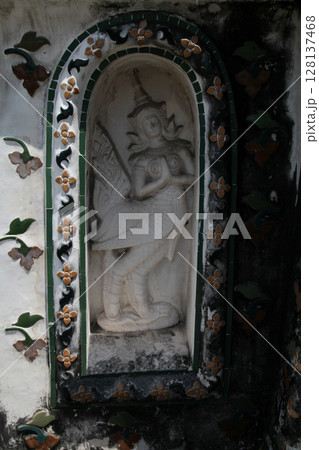 天をつくような荘厳華麗な建築物 天をつくような荘厳華麗な建築物 128137468