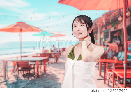 真夏のリゾートを水着で楽しむ若い女性 128137492