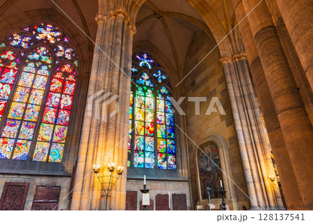 プラハ　世界遺産　聖ヴィート大聖堂のステンドグラス 128137541