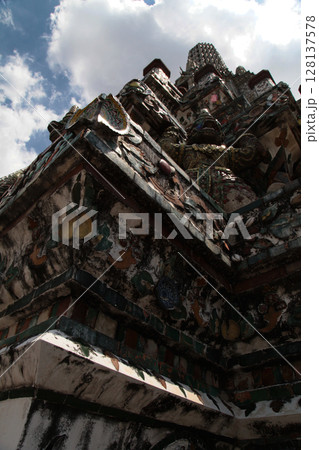 天をつくような荘厳華麗な建築物 128137578