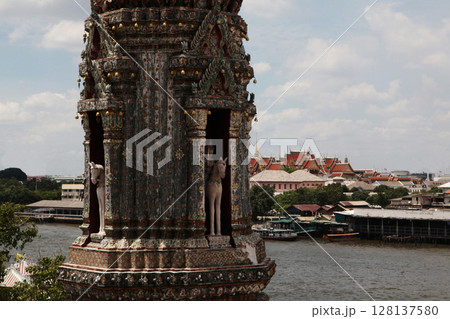 天をつくような荘厳華麗な建築物 128137580