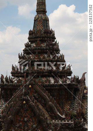 天をつくような荘厳華麗な建築物 128137582