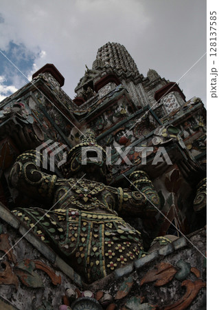 天をつくような荘厳華麗な建築物 天をつくような荘厳華麗な建築物 128137585