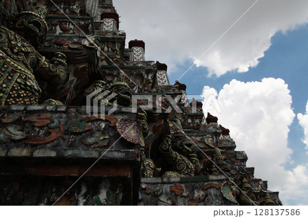 天をつくような荘厳華麗な建築物 天をつくような荘厳華麗な建築物 128137586