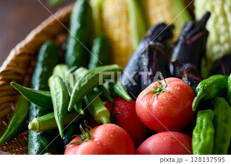 水滴の付いた野菜 128137595