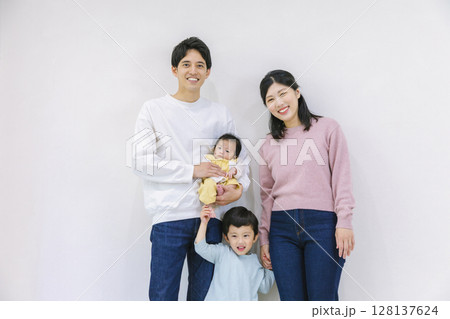赤ちゃんが仲良し家族 128137624