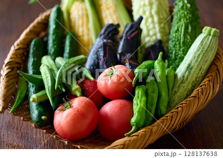 水滴の付いた野菜 水滴の付いた野菜 128137638