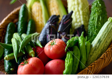 水滴の付いた野菜 水滴の付いた野菜 128137639