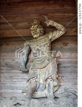 山形県　寒河江市　国史跡本山慈恩寺の仁王門　吽形像 128137794