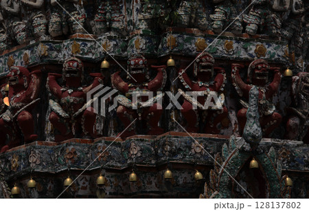 天をつくような荘厳華麗な建築物 天をつくような荘厳華麗な建築物 128137802