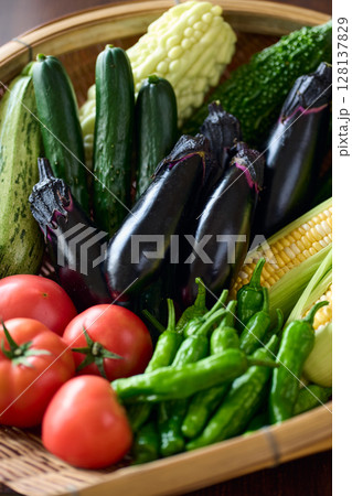 ざるに盛った夏野菜 ざるに盛った夏野菜 128137829