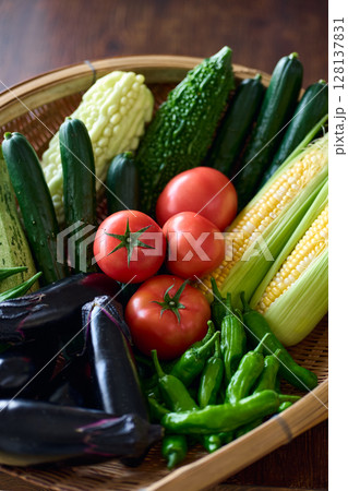 ざるに盛った夏野菜 ざるに盛った夏野菜 128137831