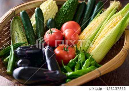 ざるに盛った夏野菜 ざるに盛った夏野菜 128137833