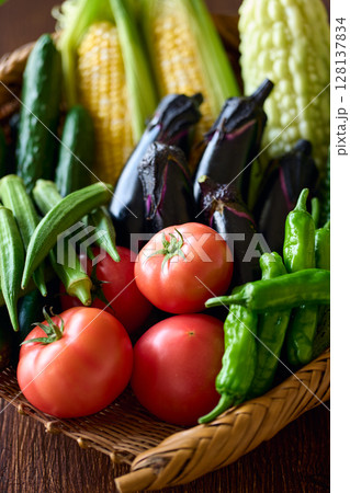 ざるに盛った夏野菜 ざるに盛った夏野菜 128137834