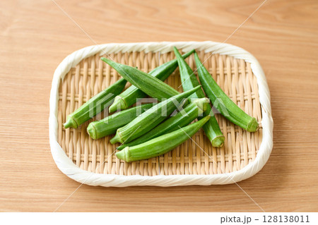 ざるに盛った国産オクラ 128138011
