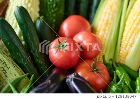 ざるに盛った夏野菜 128138047