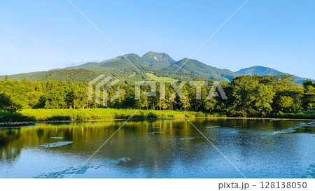 いもり池と妙高山（夏） 128138050