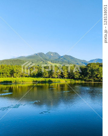 いもり池と妙高山（夏） 128138051