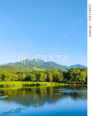 いもり池と妙高山(夏) いもり池と妙高山(夏) 128138055