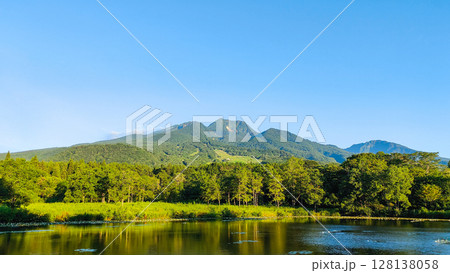 いもり池と妙高山（夏） 128138058