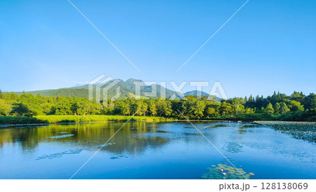 いもり池と妙高山（夏） 128138069