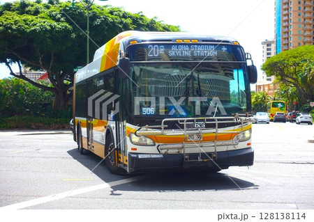 ハワイ州のバス　ホノルルのバス 128138114