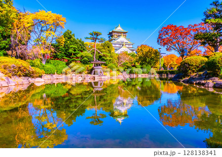 秋の大阪城と日本庭園と水鏡 128138341