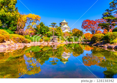 秋の大阪城と日本庭園と水鏡 128138342