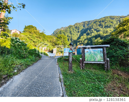 夏の妙高山登山（燕温泉登山口） 128138361