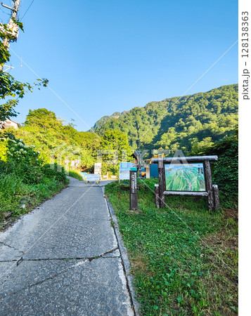 夏の妙高山登山（燕温泉登山口） 128138363