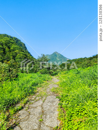 夏の妙高山登山（燕登山道：正面に妙高山山頂） 128138366