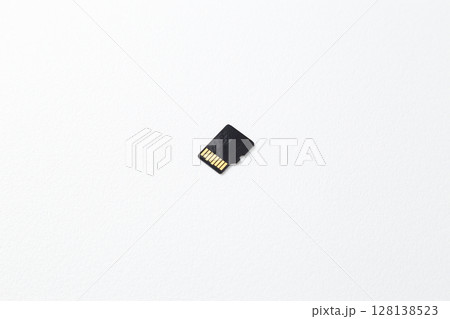 白背景にマイクロSDカード 白背景にマイクロSDカード 128138523
