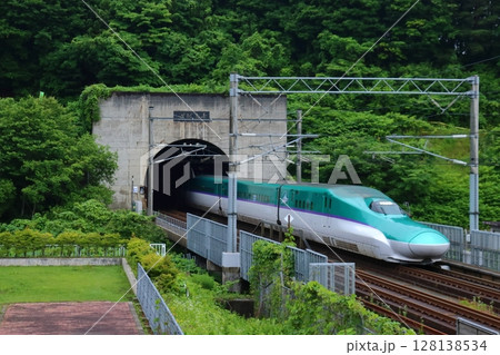 本州側の青函トンネル 北海道方面のへの入口と新幹線(青森県今別町) 本州側の青函トンネル 北海道方面のへの入口と新幹線(青森県今別町) 128138534
