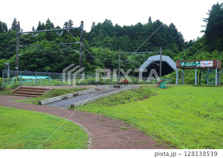 本州側の青函トンネル入口広場 新青森方面と展望台（青森県今別町） 128138539