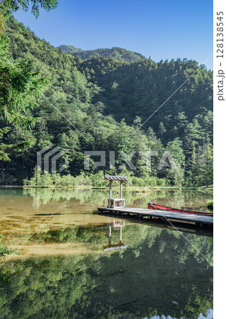 <長野>上高地の絶景 穗髙神社奥宮 <長野>上高地の絶景 穗髙神社奥宮 128138545