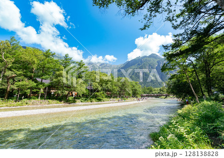 ＜長野県＞上高地の絶景　河童橋と穂高連峰と梓川 128138828