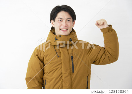 ダウンジャケットを着た男性　やる気　白背景 128138864