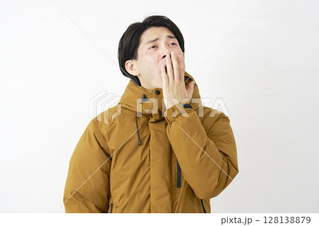 ダウンジャケットを着た男性 あくび 白背景 ダウンジャケットを着た男性 あくび 白背景 128138879