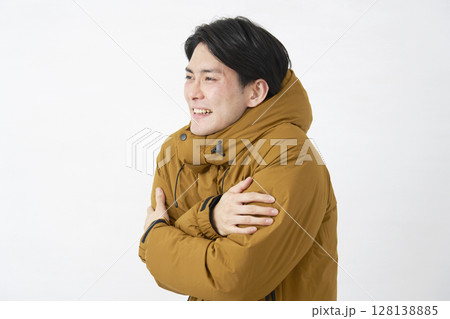 ダウンジャケットを着た男性　寒気　白背景 128138885