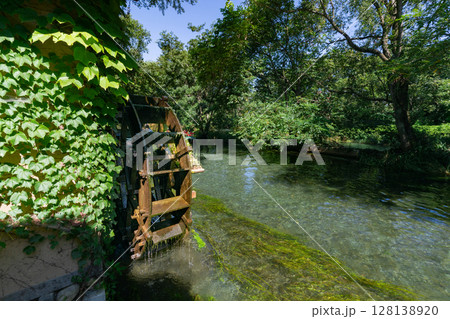 ＜安曇野＞大王わさび農場の水車と美しい小川の絶景 128138920