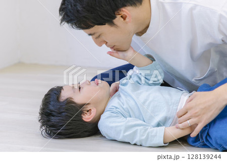 お家のリビングで息子と遊ぶお父さん 128139244