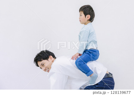 お馬さんごっこをする親子 お馬さんごっこをする親子 128139677