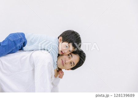 お馬さんごっこをする親子 128139689