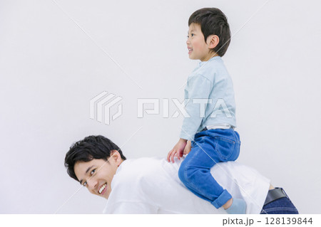 お馬さんごっこをする親子 お馬さんごっこをする親子 128139844