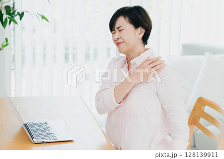 首のこりをストレッチする中高年女性 128139911