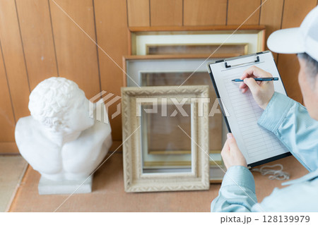 美術品や画材の値付けをする古物商　遺品整理 128139979