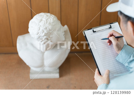 美術品や画材の値付けをする古物商 遺品整理 美術品や画材の値付けをする古物商 遺品整理 128139980