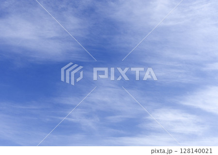 初夏の空、湿気を含む空の風景 初夏の空、湿気を含む空の風景 128140021